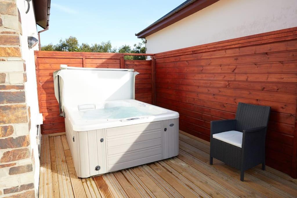 Kingfisher Hot Tub & Log Burner House On Premium Lakeside With Resort Facilities Сент-Колумб-Мейджор Экстерьер фото